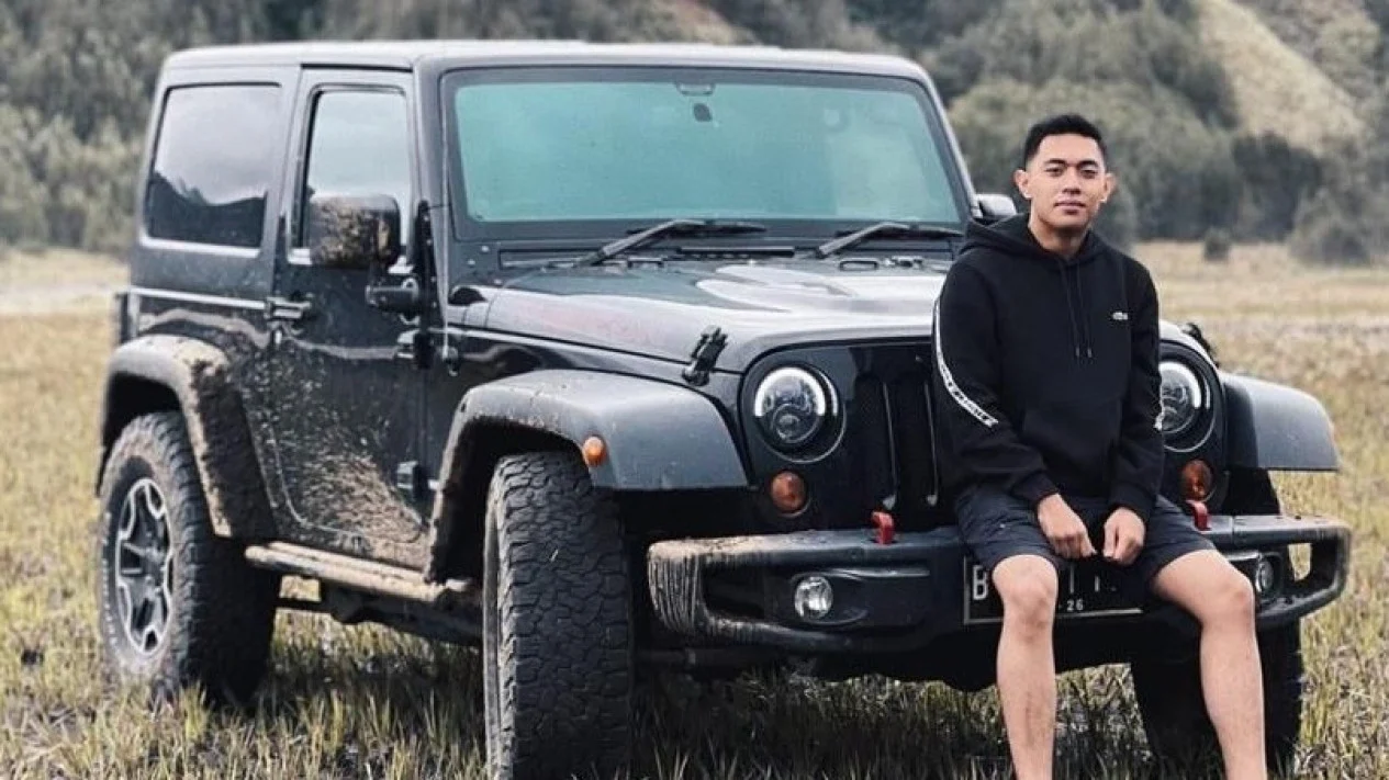 Gaya Mario bersama mobil Jeep Rubicon yang jadi barang bukti kasus penganiayaan David (korban). (Sumber: Instagram @__broden) 