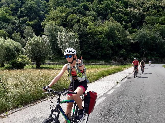 Potrebbe essere un'immagine raffigurante 4 persone, bicicletta e strada