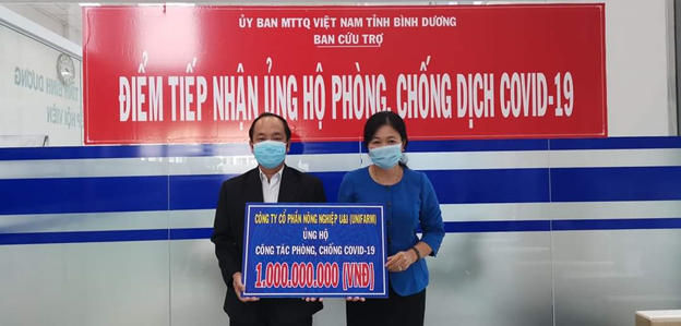 Ông Phạm Quốc Liêm trao số tiền 1 tỷ đồng cho Quỹ phòng, chống dịch bệnh Covid-19 của tỉnh