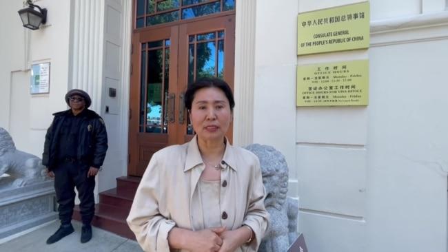 耿和女士在旧金山抗议现场向习近平喊话:“ 习近平曾说要把权力关进笼子里,但你现在却自己做了皇帝,反而把高智晟这位为民请命的律师关在笼子里!