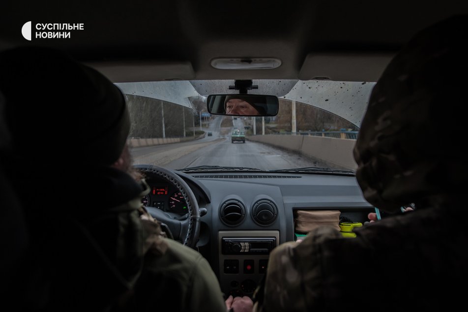 Дорога із Костянтинівки у Бахмут, грудень 2022 року. Мурад Путілін і його невелика команда виїхали з Харкова на схід відвідати бійців-мусульман, які служать у Донецькій області.