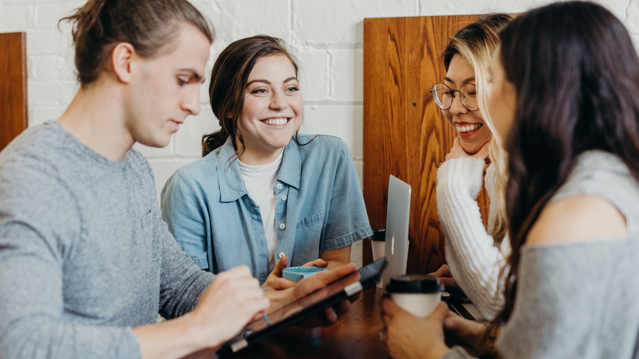 Se libérer du regard des autres entre amis