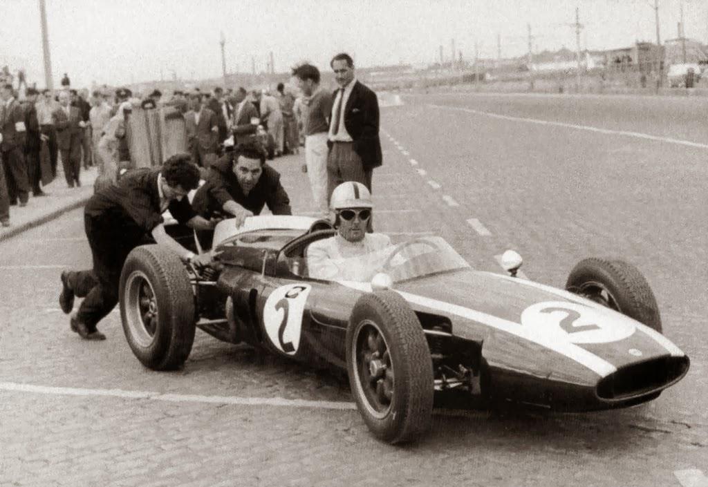 Jack Brabham at the start of the 1960 Portugese Grand Prix in a Cooper T53. (Picture courtesy Wikipedia).