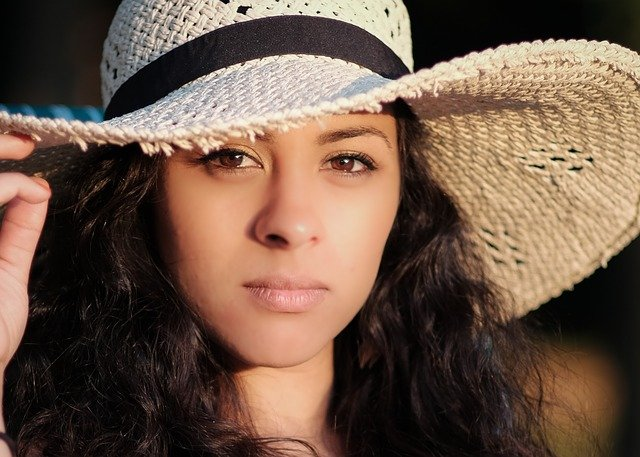 woman wearing beach hat 