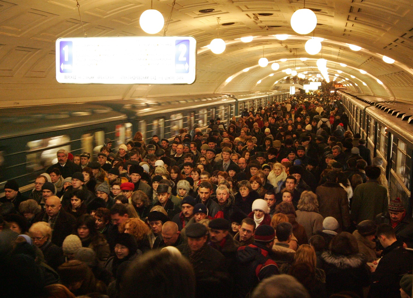 Час пик в метро в Москве. Библиотека Ленина метро давка. Московское метро в час пик 2021. Люди в метро в час пик.