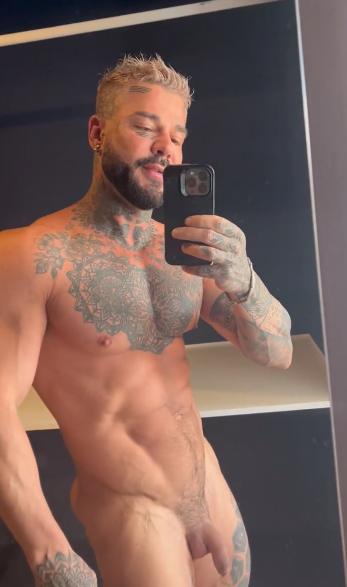 Danny Starr posing for an iPhone camera selfie naked in front of a mirror
