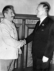 https://upload.wikimedia.org/wikipedia/commons/thumb/3/38/Bundesarchiv_Bild_183-H27337%2C_Moskau%2C_Stalin_und_Ribbentrop_im_Kreml.jpg/220px-Bundesarchiv_Bild_183-H27337%2C_Moskau%2C_Stalin_und_Ribbentrop_im_Kreml.jpg