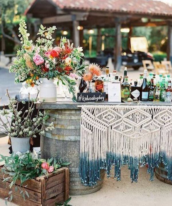 Tạo nên bàn gallery đám cưới handmade vô cùng đơn giản với điểm nhấn là hoa macramé