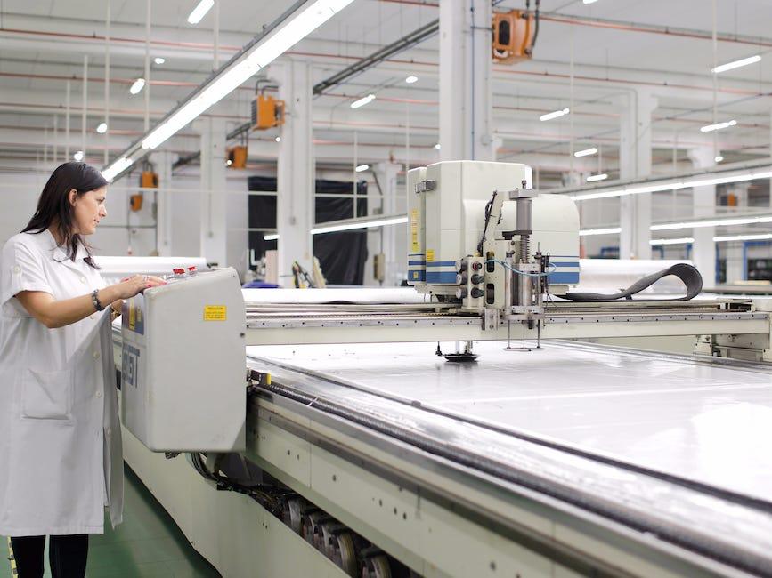 A person in a factory

Description automatically generated with low confidence