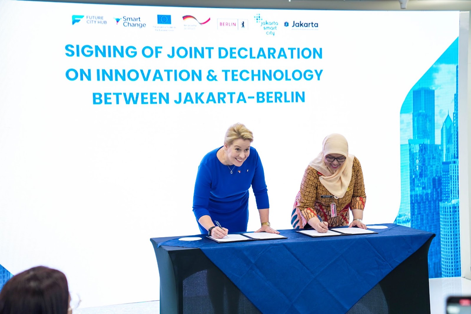 Franziska Giffey (kiri) dan Dr. Sri Haryati (kanan) menandatangani Deklarasi Bersama   tentang Inovasi dan Teknologi antara Jakarta-Berlin
