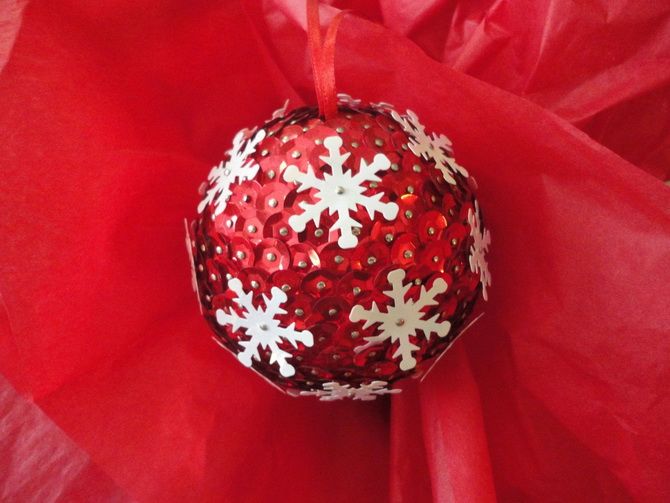 Beautiful and unusual decor of Christmas balls - the best ideas with photo 44