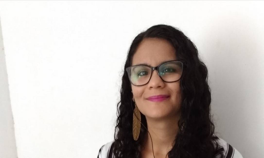Estratégia. Para conseguir falar com um atendente, Léia Salazar pede cancelamento do serviço Foto: Cristiano Mariz / Agência O Globo