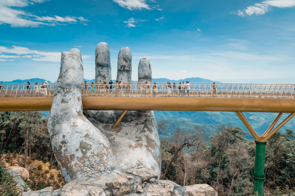 7 ที่เที่ยวเวียดนามเหนือ ใครไปต้องหลงรัก ไม่เคยไปต้องได้ไป จุดท่องเที่ยวห้ามพลาด - สะพานบนมือยักษ์ ลอยฟ้า