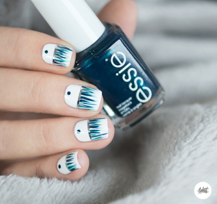 Winterliches Nageldesign in Weiß und Blau zum Nachstylen, eckige Nagelform, Idee für Silvester Nägel