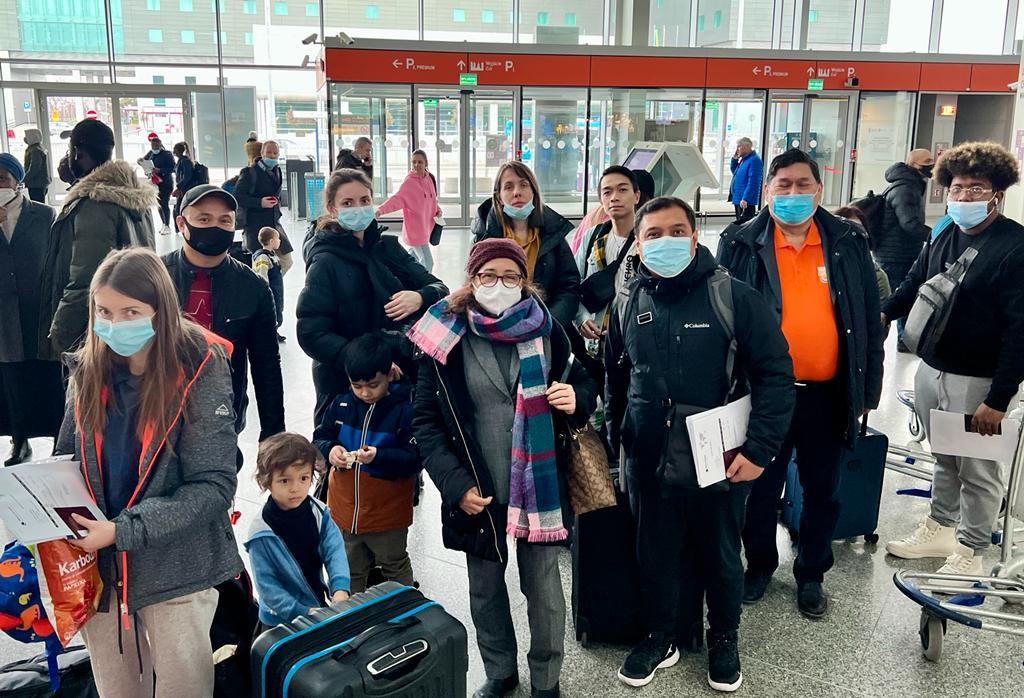 A group of people wearing face masks

Description automatically generated with medium confidence