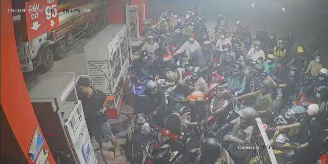 N﻿gười dân chen chúc đổ xăng ở một cây xăng tại TP HCM