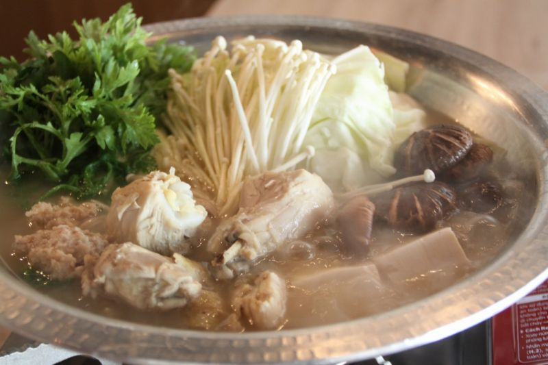 Lẩu gà Mizutaki truyền thống Nhật Bản, nổi tiếng với nước dùng tham đạm, ngọt thịt tại nhà hàng Nhật quận 1