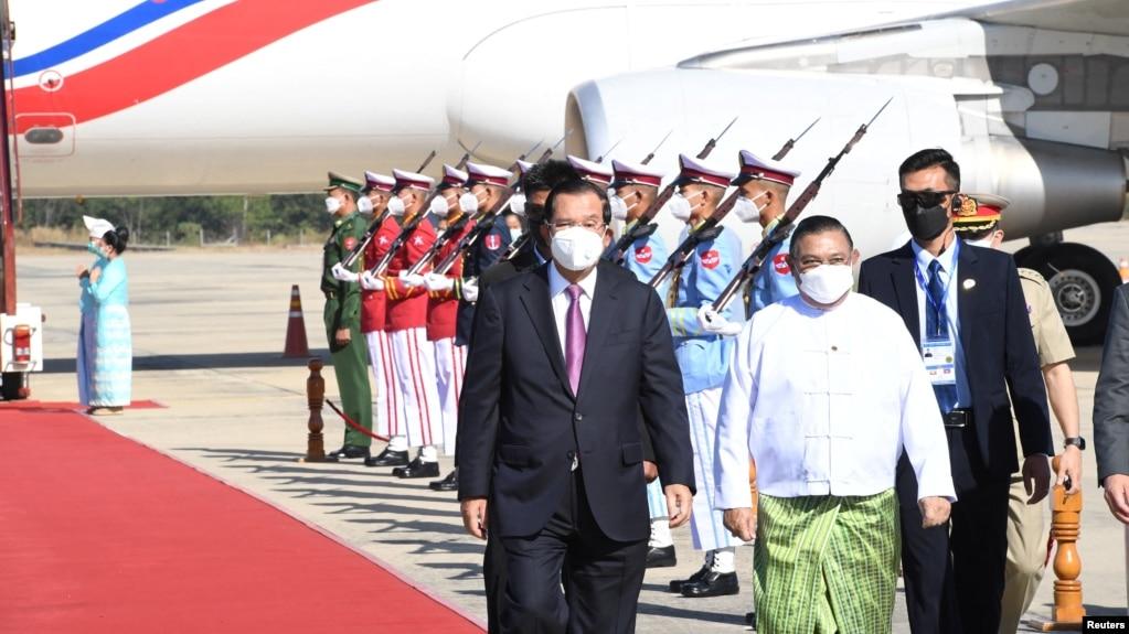 Ngoại trưởng Myanmar Wunna Maung Lwin đón Thủ tướng Campuchia Hun Sen ở Naypyitaw, Myanmar, 7/1/2022. 