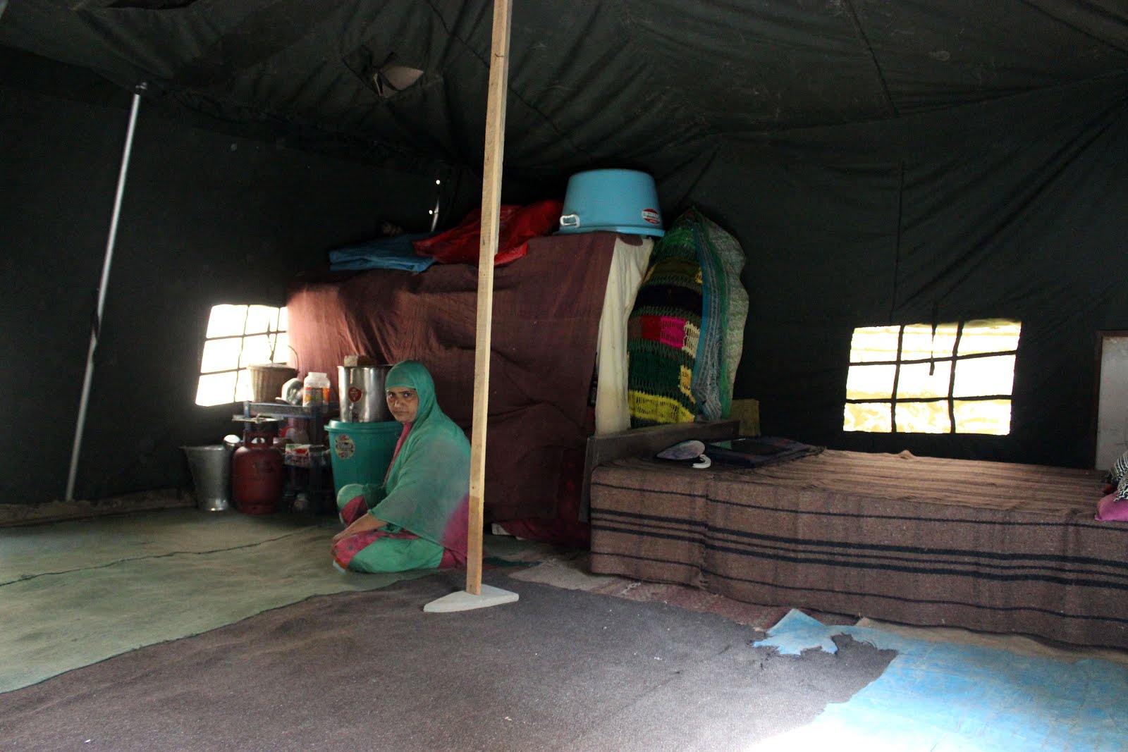 Women living in a tent after her house got collapsed at Anantnags Cheeni Chowk.jpg