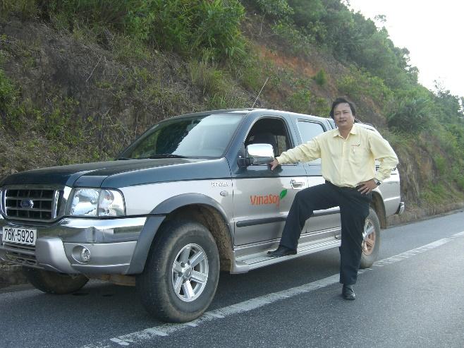 A person leaning against a car  Description automatically generated with medium confidence