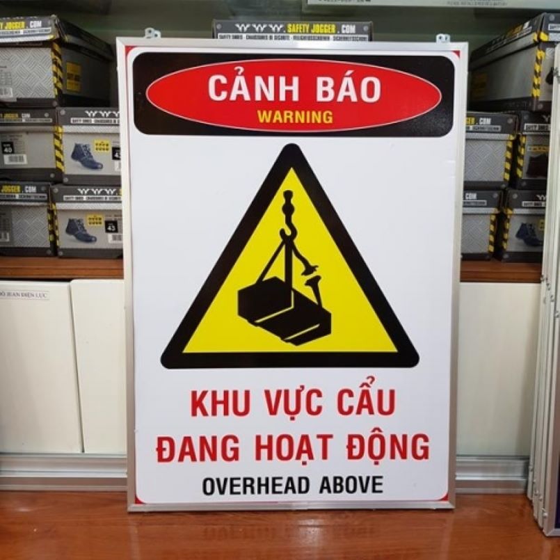 biển báo nguy hiểm ở khu vực cẩu 