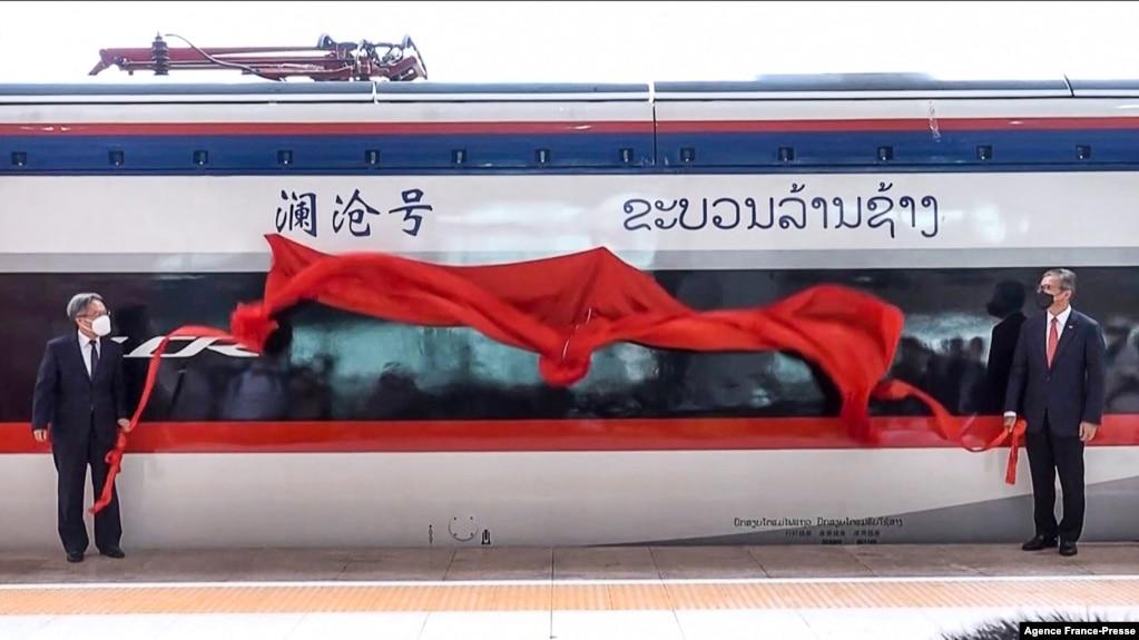 Các quan chức Lào, Trung Quốc khai trương tấm biển về đường sắt cao tốc Lane Xang hôm 16/10/2021.