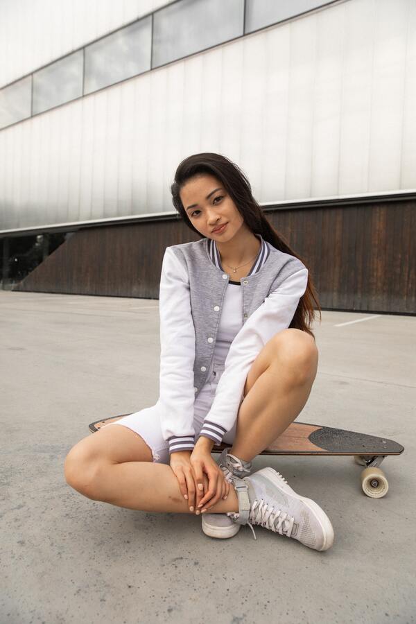 menina sentada em um skate