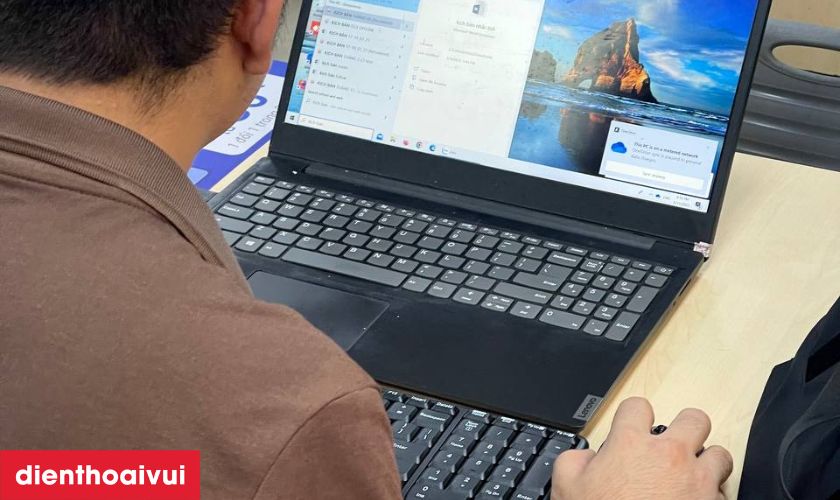 Kiểm tra màn hình laptop Dell sau khi thay mới