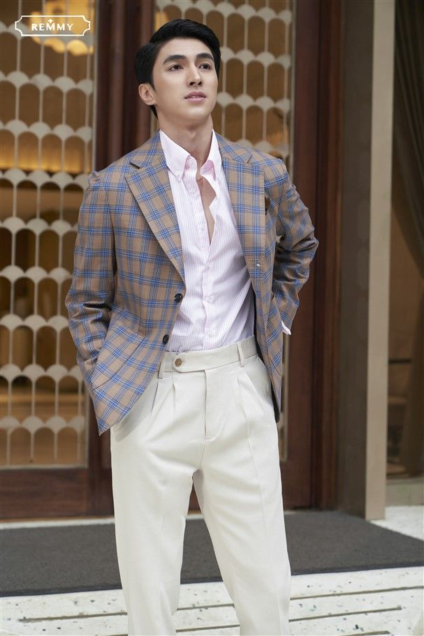Mẫu blazer kẻ sọc vàng - xanh dương