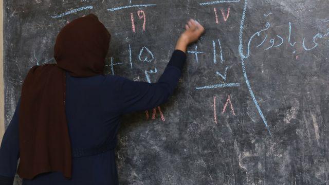 Một giáo viên đang làm việc trong một lớp học ở Afghanistan