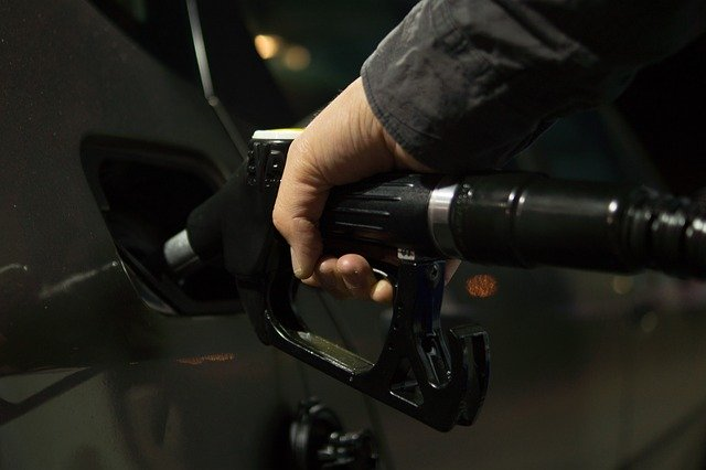 ガソリンのを入れるのに給油口の開け方は色々あることをご存知 昔は鍵穴がついていた サクッと読めるくるまmagazine
