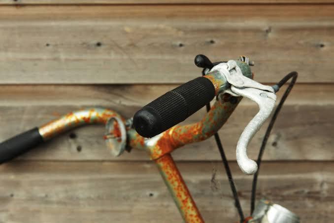 Rust or flaking paint on a mountain bike could cause the handlebar to get loose and start twisting.