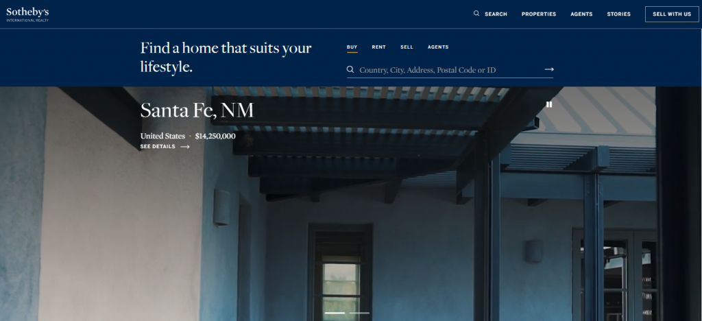 Une capture d'écran du site Web de Sotheby avec une combinaison de couleurs bleu royal foncé et or.