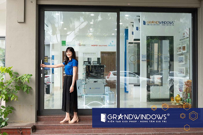 Các loại nhôm làm cửa - Hình ảnh cửa đi mở trượt tại showroom Grand Windows