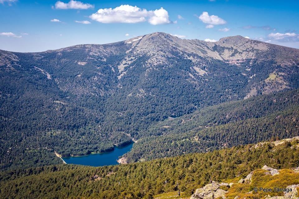 La imagen puede contener: montaÃ±a, cielo, nubes, exterior, naturaleza y agua