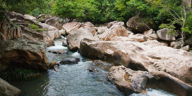 "Chinh phục" Suối Ba Hồ khám phá vẻ đẹp núi rừng