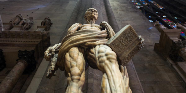 Lý do tại sao tượng ông Môsê của Michelangelo có sừng