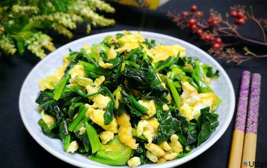Trứng rán kết hợp với rau