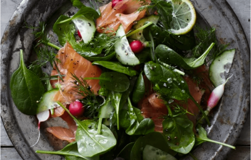 Салат с копченой красной рыбой, редисом и шпинатом