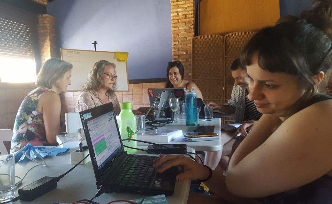 Silke participando en una lluvia de ideas con el equipo de traducción. Foto: Ann Marie Utratel