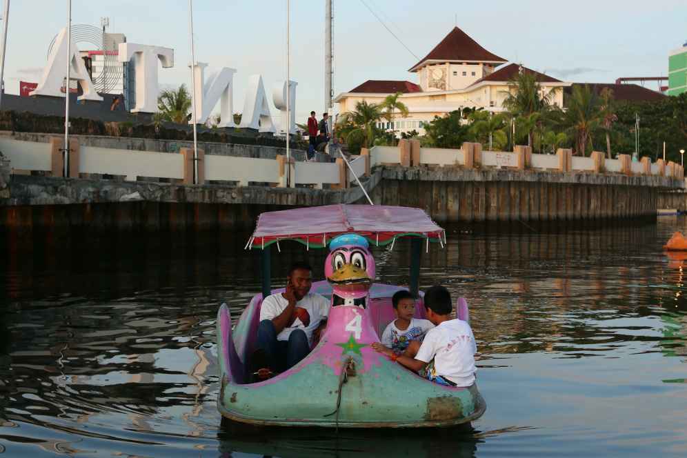 Menikmati Sunset Sambil Naik Perahu