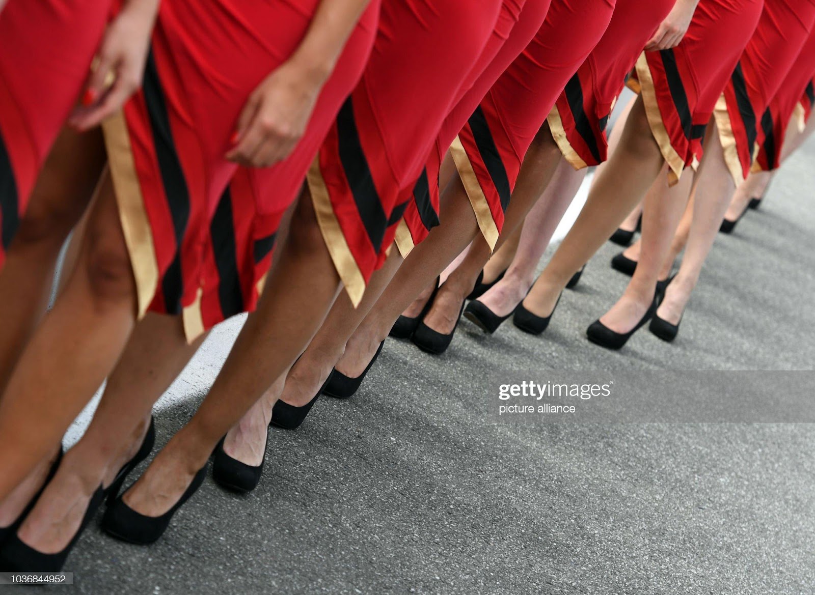 D:\Documenti\posts\posts\Women and motorsport\foto\Getty e altre\grid-girls-stand-on-the-pit-lane-after-the-qualifier-on-the-in-30-picture-id1036844952.jpg