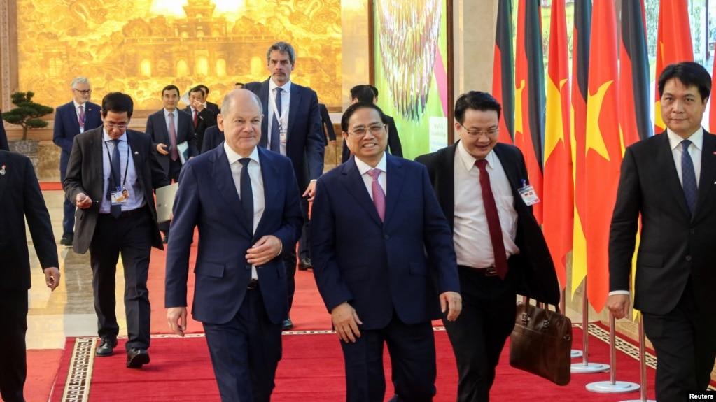 Thủ tướng Đức Olaf Scholz và Thủ tướng Việt Nam Phạm Minh Chính tham dự cuộc họp báo chung tại Hà Nội, ngày 13 tháng 11 năm 2022.