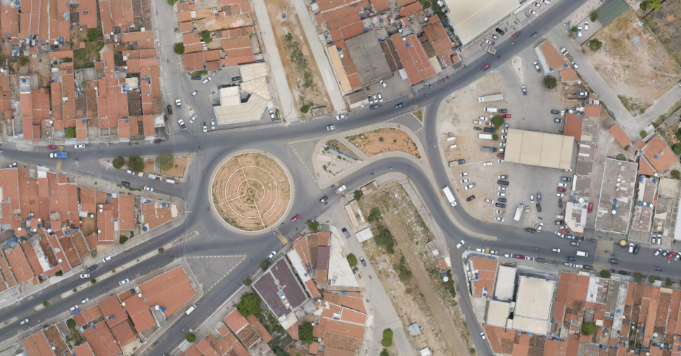 Ortofoto de ambiente urbano onde é possível visualizar vias de trânsito em cidade do interior de Pernambuco