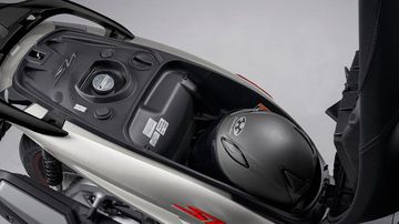 Cốp xe Honda SH 350i 2023 khá rộng, có thể để vừa một mũ bảo hiểm 3/4