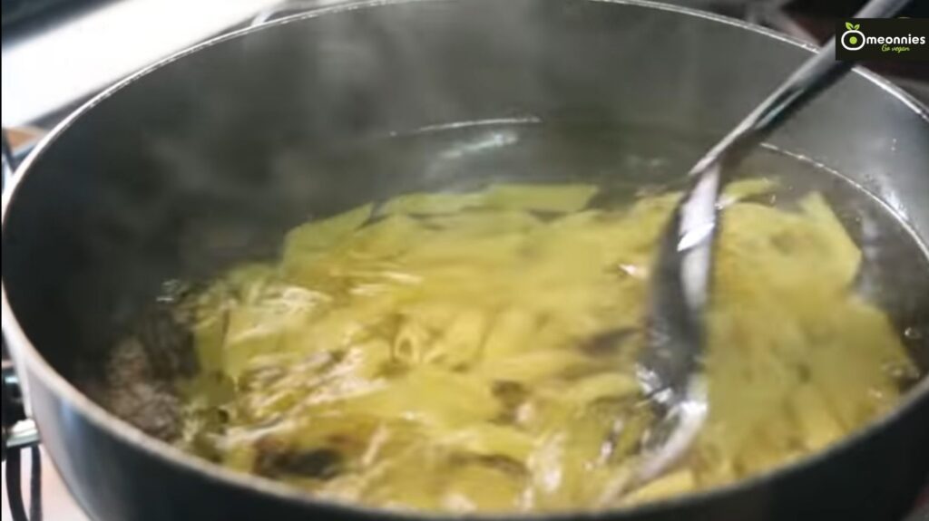 boiling process of pasta