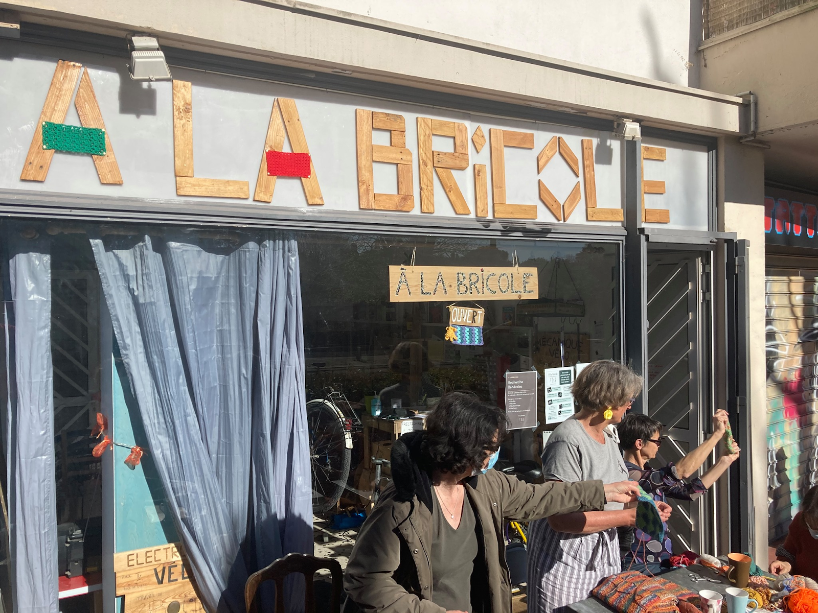 Vitrine Bricole - événement de tricot urbain