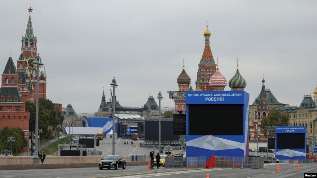 在莫斯科克里姆林宫和红场附近为宣布吞并乌克兰四州的仪式而竖立的大型屏幕和旗帜。(2022年9月29日)