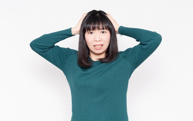 抜いても生えてくる白髪に頭を抱える女性