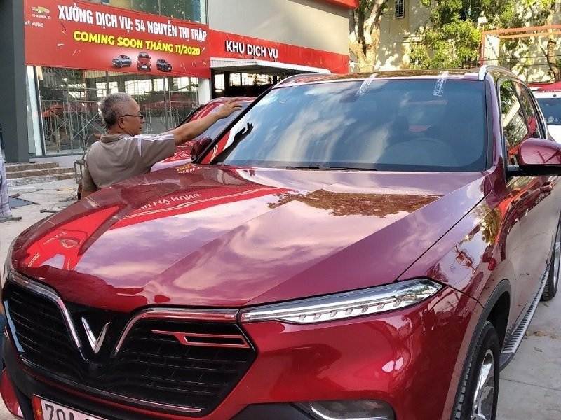 Chuyên thay kính chắn gió xe ô tô tận nơi